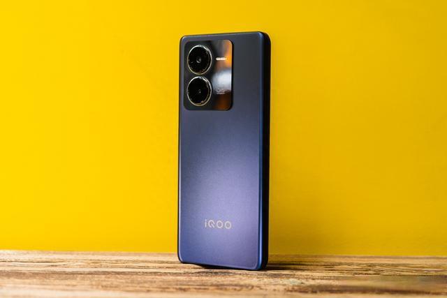 iqooz8是金属边框吗插图